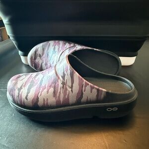 OOFOS Purple Camo Women's Mules